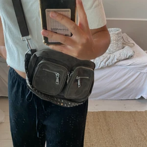 Normal väska  - Säljer en äkta grå noella väska i mycket fint skick!💕 köparen står för frakt❤️ det är mellan storleken! 