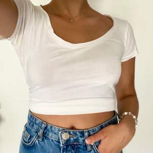 En simpel vit t-shirt som är ett måste i varje garderob. Passar både xs och s och sitter snyggt på kroppen. Läs bio! 🤍