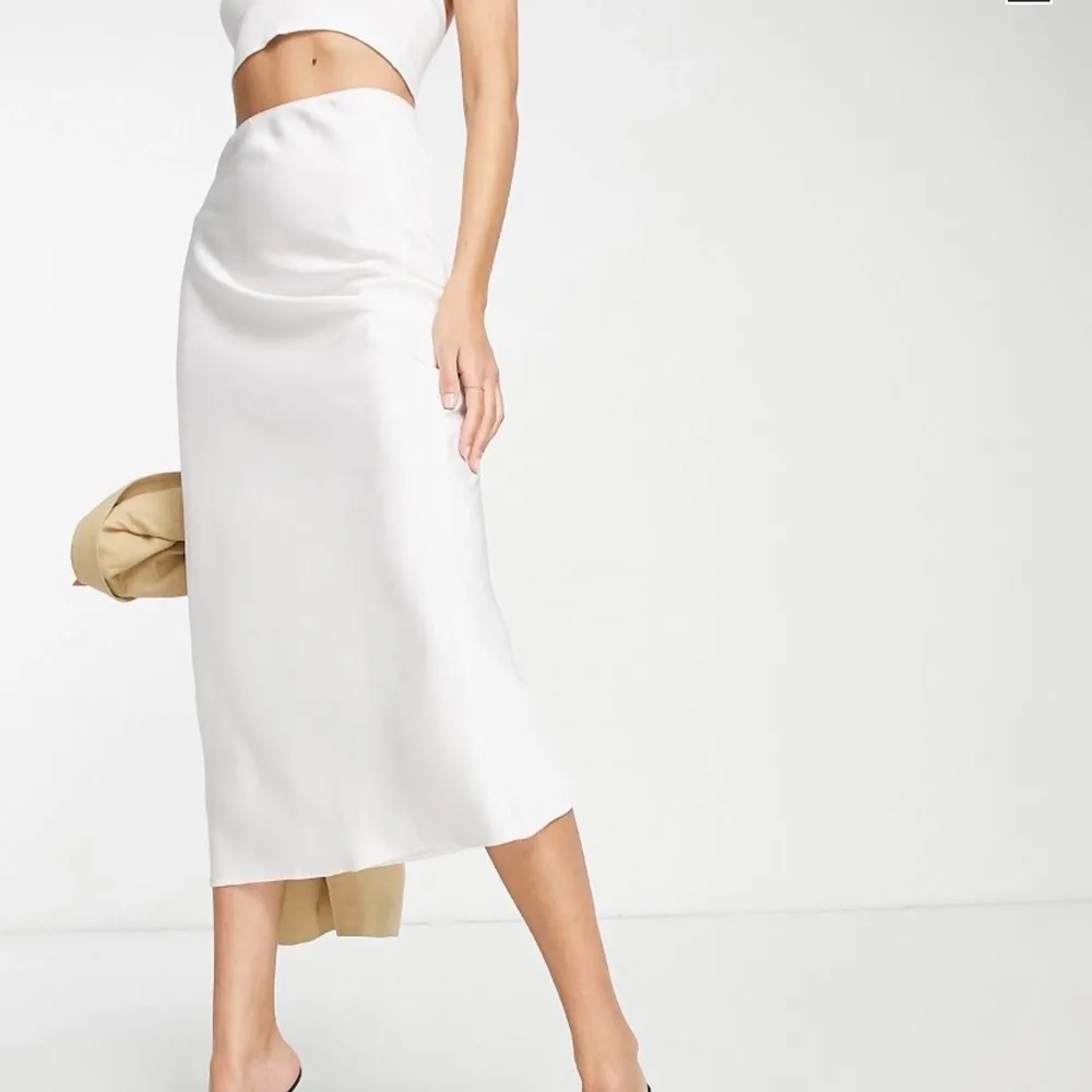 En vit satin kjol nu perfekt i sommaren💕 den är super super fin och aldrig använd tyvärr då den var lite för kort för mig som har långa ben.. Kjolar.