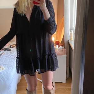 Zara klänning - Super snygg klänning från Zara men som tyvärr inte kommer till användning❤️ Jag är 177 som referens🌸