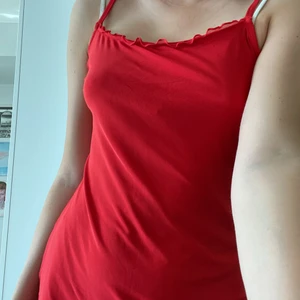 Röd snygg klänning  - Helt ny!!  Strl M Kolla på fler klöder gärna! samfraktar! 
