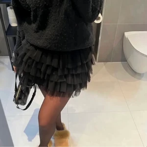zara kjol svart med volanger  - säljer en skit snygg kjol från zara anvönd en gång storlek xs-s (den är stretchiga så kan säkert passa M). Skriv om ni har frågor 💕