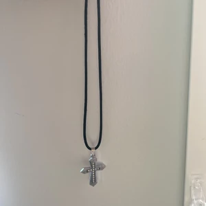 Ett kors halsband  - Ett kors halsband