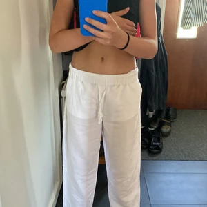 linnebyxor - säljer dessa vita, oanvända, linnebyxor från hm då jag aldrig hittat tillfället att använda dem! Storlek XS💓 skynda dock att köpa dessa eftersom jag åker på semester inom de närmaste dagarna💗 bara så att alla vet är byxorna nedvikta på bilden ❤️