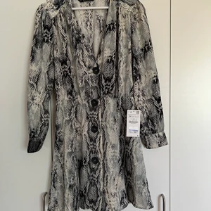 Zara klänning ny med lappen kvar medium - Helt oanvänd, storlek medium.