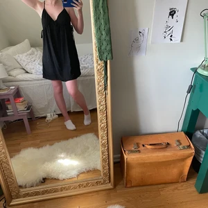 Svart klänning med knytdetalj - Svart klänning från hm stl s, knytdetalj i sidan på båda sidor, gör att man kan göra den tajtare/lösare. Använd 1 gång 