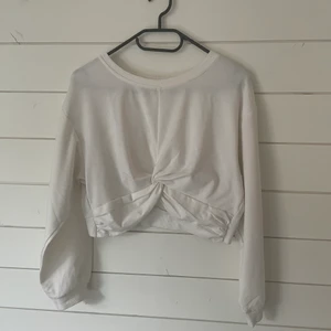 Tröja - Snygg tröja med en knut ifram, knuten gör att en liten del av magen syns! Storlek One Size passar S bra!