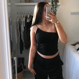 Asymmetriskt linne - säljer detta asymmetriska linne från nakd i svart men spagetti straps🖤