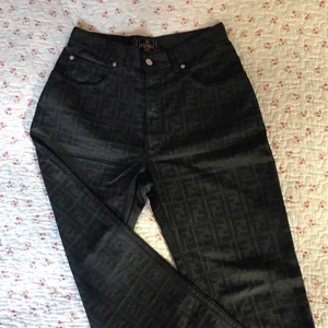 Fendi zucca byxor - Svarta fendibyxor! Köpta på Depop, märkt W30 men sitter mer som W27/28. 