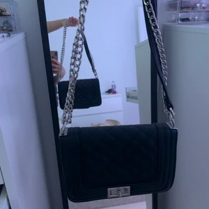 Väska  - En super fin svart väska från ur & Penn 