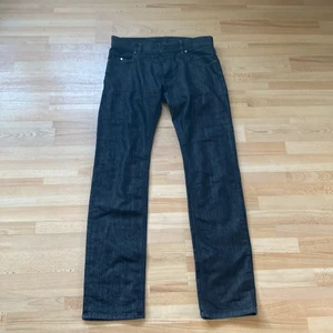 Jeans - Ett par mörkblå snygga jeans. De är ganska låga och långa. Säljer de därför att de inte kommit till andvändning. De är köpta på Z ZEGNAO. Säljer de för 160kr och frakten är 69kr