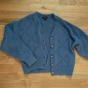 Söt kofta - super söt kofta ifrån kappahl. som man ser på bilderna har den små bollar i ett mönster på sig. köpt för nöstan2 år sedan men har bara använts 1 gång. den är lite croppad. strl M men passar fler storlekar. Köparen betalar frakten! köptes för ca 350kr!