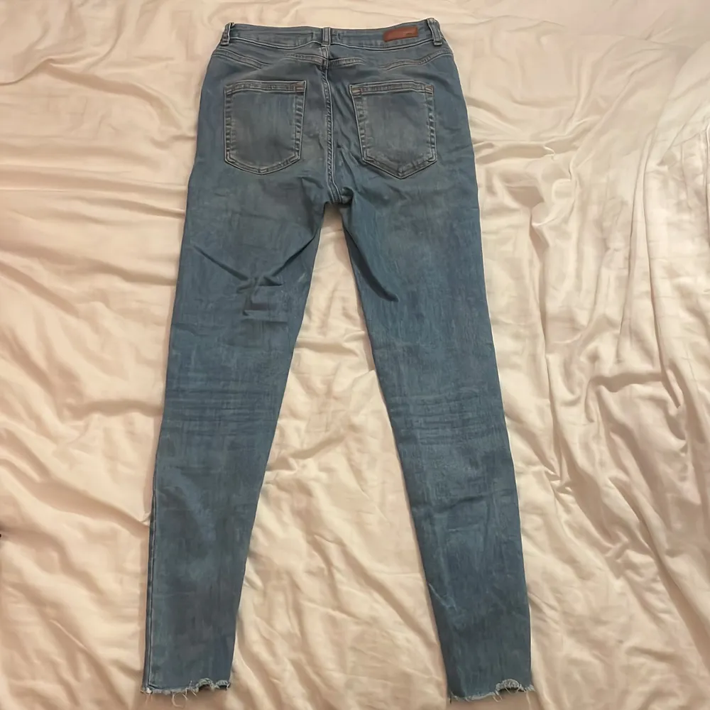 Fina tighta jeans i gott skick, säljer pga växt ur dem. Säg till om jag ska skicka bilder med dem på, pris kan diskuteras om du köper mer - kan mötas upp i Stockholm 🌸. Jeans & Byxor.