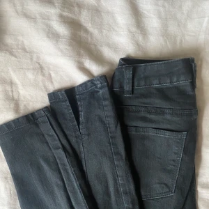 Svarta NAKD Jeans med Slits - Skit snygga svarat jeans från NAKD med slits framtill, aldrig använda och i storlek 34☀️
