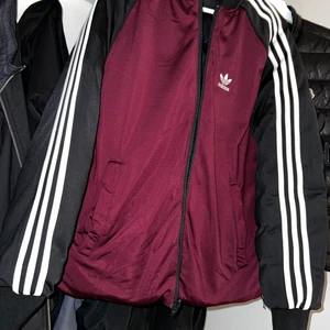 Adidas Originals reversible dunjacka - Köpte jackan för några år sen men aldrig använt den då den är för stor på mig. Så helt oanvänd, dock är prislappen inte kvar. Jackan går även att vända ut och in som man ser på den tredje bilden. Först till kvarn.