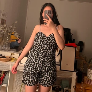 Fbsister - 💜 Fin jumpsuit 💜Storleken är M tror det passar även L 💜Hör gärna av dig om du vill se fler bilder. 