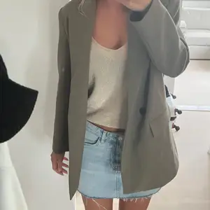 Supersnygg blazer från zara som inte kommit till använda och har frf prislapp kvar, alltså som ny! nypris 899kr. Storlek Xs men passar allt från xs-m (pris kan diskuteras vid snabb affär)