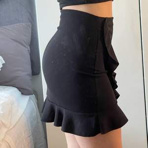 Söt sexig kjol. Perfekt för sommar och fest! Använd Max 3 gg. Köparen står för frakt. Sitter väldigt bra på rumpisen;)