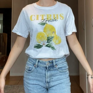 Vit T-shirt med tryck - Somrig ny tröja från H&M. Säljer för att det inte är min stil. Kontakta mig vid intresse (via sms, minner i bio) och frakt står körare för