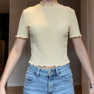 Gul sommar tröja - Gul sval tröja perfekt för sommaren! Säljer pga att den är lite för stor för mig. Kontakta mig vid intresse för mer info (nummer i bio). Köpare står för frakt. Men vi löser de via sms i