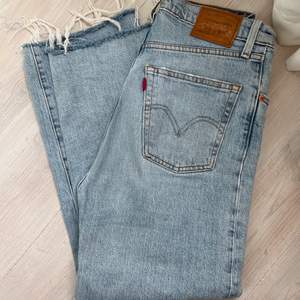 Levis jeans i modellen ribcage, lite kortare. Bra skick. Köparen står för frakten 💕