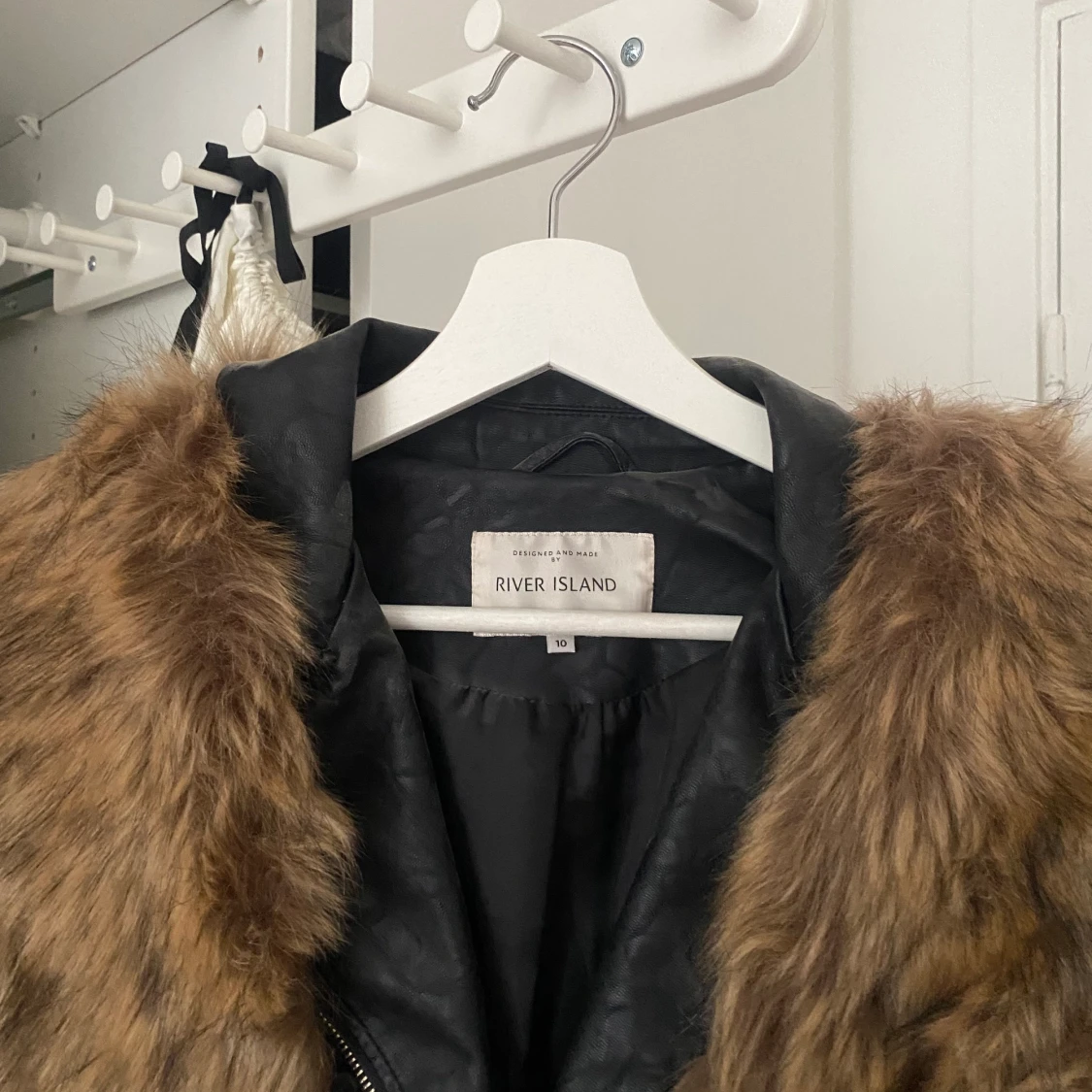 Skinnjacka Svart med Pälsdetaljer - 91