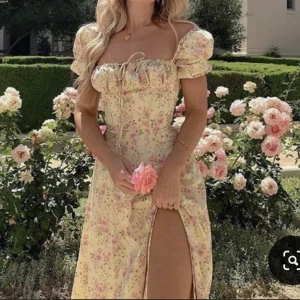 Blommig sommarklänning  - Säljer denna jättefina klänningen från etsy då den inte kommer till användning. Använd fåtal gånger, så i bra skick💛 