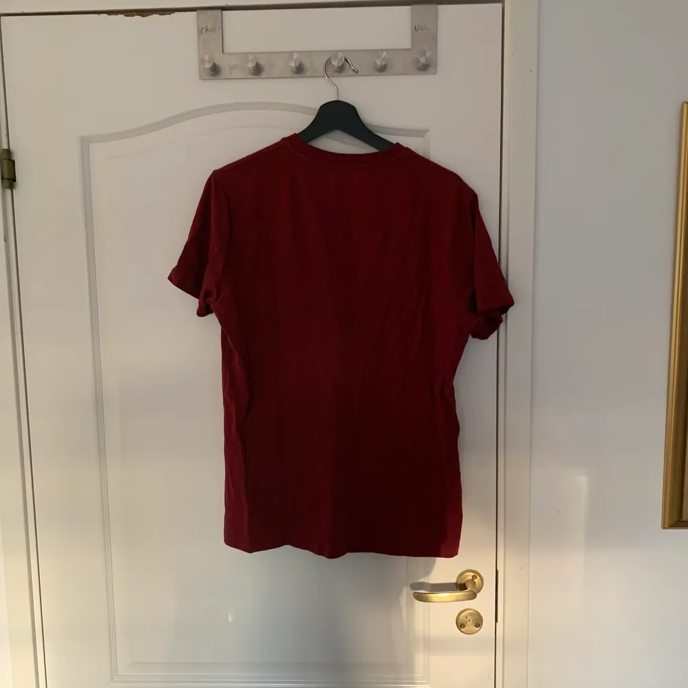 Snygg vinröd t shirt från uk märket benjart. T shirten säljs inte längre. Färgen är burgundy och den verkliga färgen är mest som bild nummer 2. Storlek medium. Inga flaws, endast använd några gånger. T-shirts.