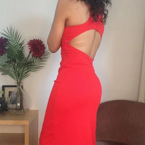 Röd tajt klänning från H&M - Skitsnygg klänning från H&M som jag aldrig använt. 