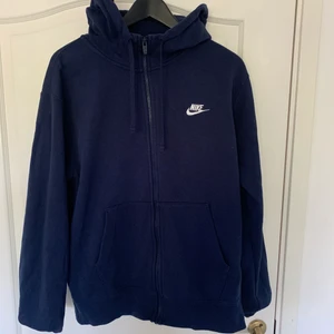 Navy nike hoodie - Mörkblå Nike hoodie. Standard Nike hoodie. Inga flaws, endast använd ett par gånger.  Storlek Medium