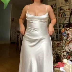 Klänning - Fin slipdress från Zara. Nyskick, lappar kvar och aldrig använd. Möts upp i Stockholm eller så delar vi på frakten :)