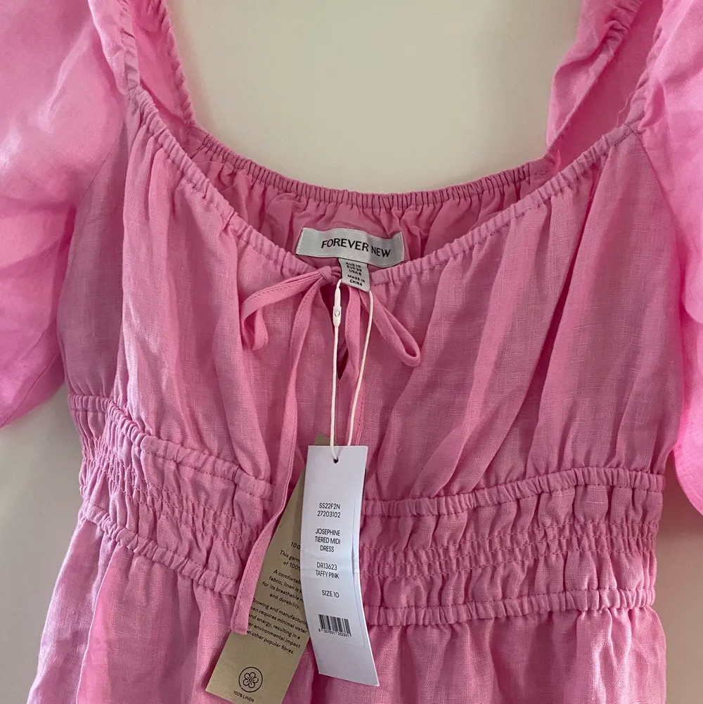 Säljer en rosa linen klänning från Forever New i storlek 38🌸 Helt oanvänd, lapparna är kvar och slutsåld överallt. 100% linen. Perfekt sommarklänning🌻💜💕💕. Klänningar.