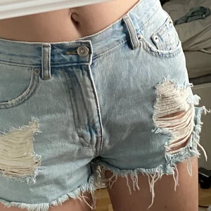 Jeans shorts - Jag säljer dom är jeansshortsen från pull and bear, inte mycket använda.🌸🌸. Gratis frakt