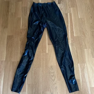 Simon O - Latex Leggings - Hejsan säljer nu mina Latex Leggings. Jätte snygga och sexiga. Inga skador på den. Nypris 1500kr