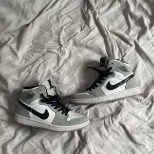 Jordan 1 grå - Säljer mina skor har knappt använt domdär