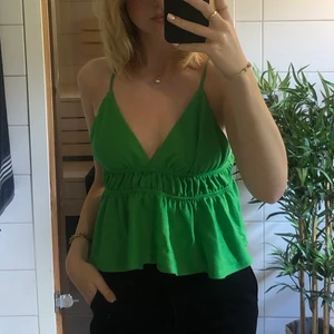 Grön topp ifrån Zara - Säljer detta jättefina gröna linne ifrån zara! Kommer ej till användning ✨ frakt tillkommer!