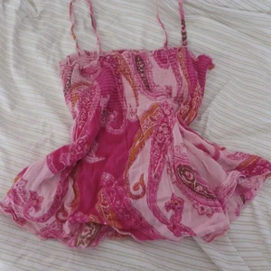 Gullig topp  - Super vacker topp som tyvärr inte används eftersom att det inte är min stil längre, inga defekter men lappen som visar storlek/märke har blivit avklippt