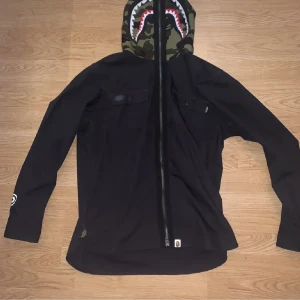 Bape jacka - Säljer nu min älskade bape jacka. Asskön jacka nu till våren och sommaren passar till allt. 10/10 skick då den tyvärr bara har hängt i garderoben. Köpare betalar frakt:)