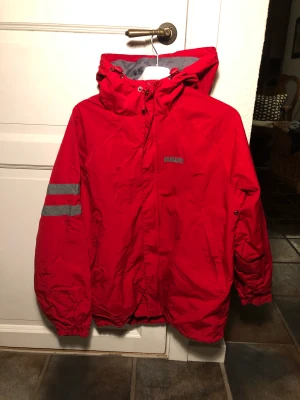 Röd vindjacka  - Säljer billigt! Har varit en favorit!  Pris: 100 kr  Storlek: M   Den är i bra skick 
