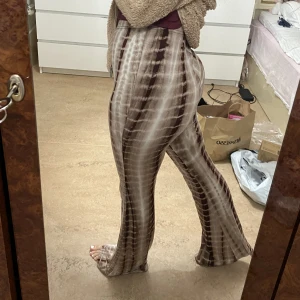 Populära byxor - Skitsnygga byxor som är jättemjuka. Är perfekt till våren eller sommaren. Dessa byxor är väldigt populära och jag har fått massor med komplimanger när jag har haft dem. Storleken är S men de som har M kan också ha de.  Köparen står för frakten ❤️