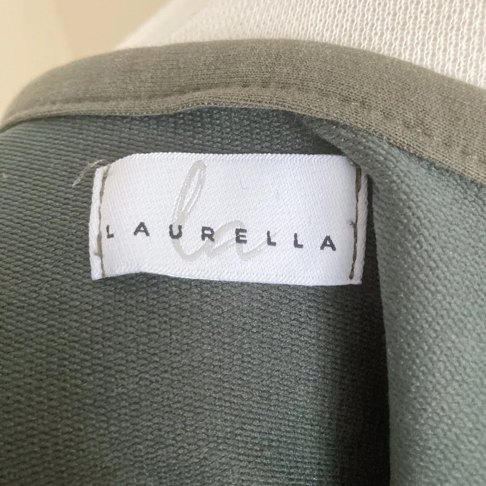 Superfin klänning i sweatshirtmaterial från Laurella. Storlek XS. Nyskick 🫶. Klänningar.