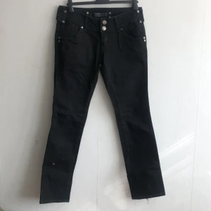 Svart flared jeans - Storlek: 30/M Low waisted 