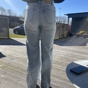 Blå jeans  - Säljer dessa snygga jeans från Monki i stlk 24. Köpta för 500kr. I bra skick, säljer pga att dom är för små tyvärr. Jag är 167💓