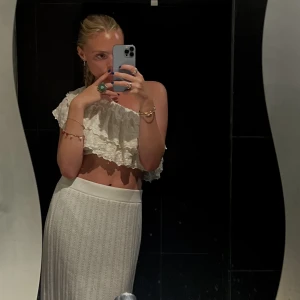 Elsa Hosk x Bikbok topp - Superfin one shoulder sommartopp från en kollektion Elsa Hosk gjorde med Bikbok för några år sedan, går inte att få tag i längre🤍 Krämvit, storlek xs-s men skulle säga att den passar xs-m då den är stretchig.