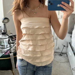 Topp!  - Blus i satin med volanger! Har axelband men man kan stoppa in dom om man inte vill ha dom❤️