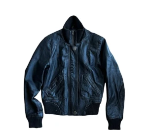 Skinnjacka - Säljer vidare den här jättesnygga skinnjackan då den tyvärr inte passade mig riktigt💗 köptes här på Plick för några veckor sen och har själv aldrig använt💗 toppen skick💗den är tajt som modell och är i äkta skinn💗lånade bilder!