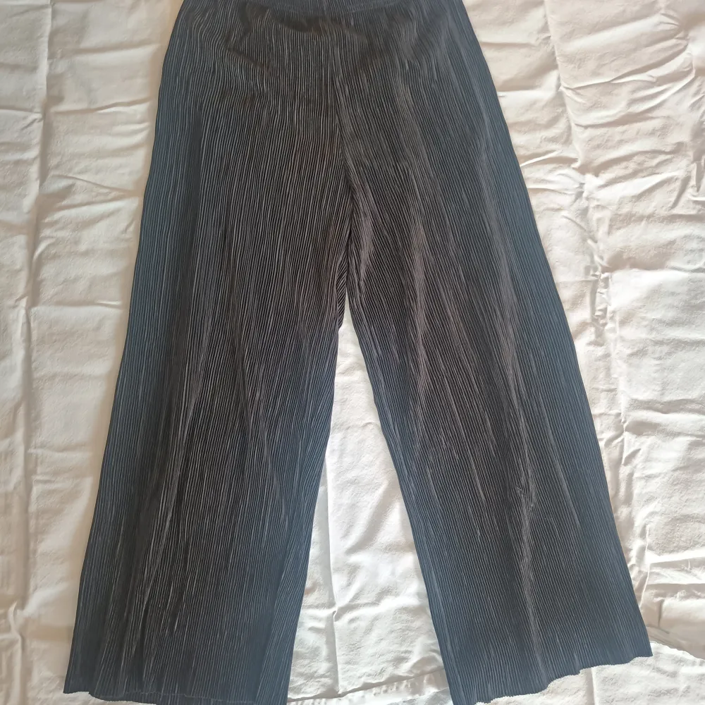 Plisserade byxor från Gina Tricot, korta i längden strl S. Jeans & Byxor.