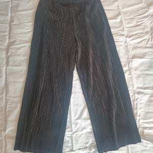 Plisserade byxor från Gina Tricot, korta i längden strl S