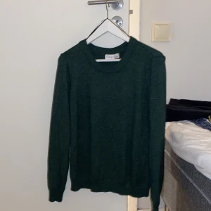 Grön stickad - Säljer denna super sköna gröna stickade tröja från vila. Sååå skön men kommer inte till användning. Använd en gång så super bra skick ❤️