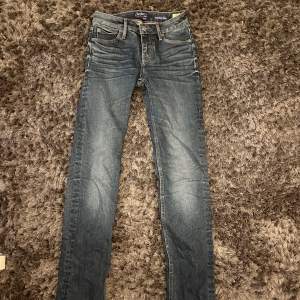 Mörkblå skinny jeans, lågmidjade 